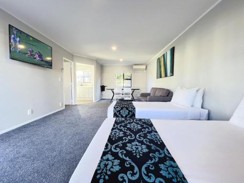 Hamilton North Hotel | Elegant Camelot On Ulster: Enjoy Pool and Breakfast Access