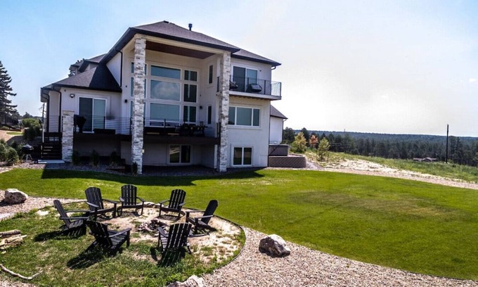 Colorado Springs House | CAMELOT · ✔︎Rockies Views ✔︎Sleeps 34 Big Groups ✔︎ Fully