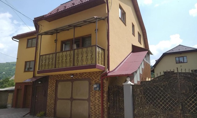 Rakhiv House | Discover Camelot: Family-Friendly Hotel with Kitchen Access