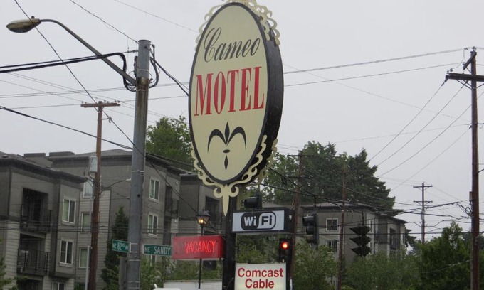 Roseway Hotel | Budget-Friendly Stay at Cameo Motel - Family Friendly in Portland