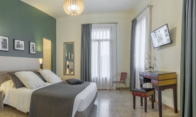 Santa Croce Bed & Breakfast | Inviting Grand Canal Suites: Family-Friendly with Breakfast