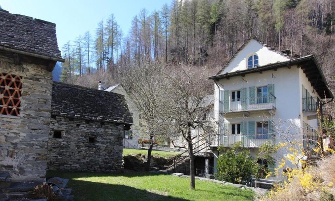 Brione House | Discover Comfort at Casa Eva: Pet and Child Friendly Stay