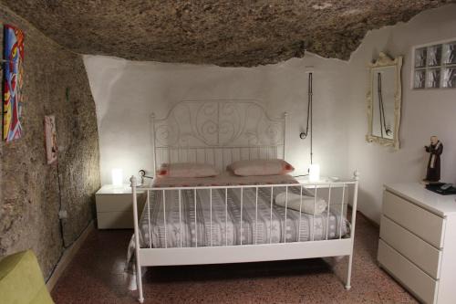 Tropea House | Pet-Friendly Retreat: Camera Nella Roccia with Great Reviews