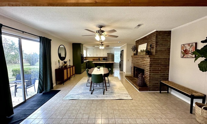 Dothan House | Cozy Cameron Cottage: Family-Friendly Stay with Breakfast
