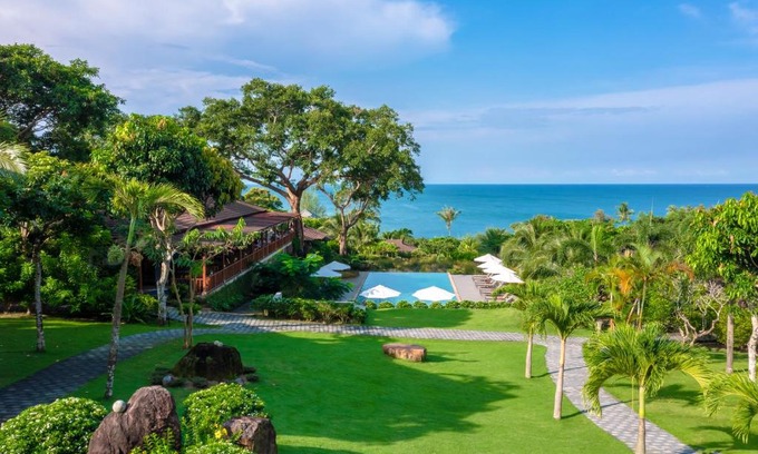 Ong Lang Resort | Discover Camia Resort & Spa: Oceanfront Relaxation Awaits