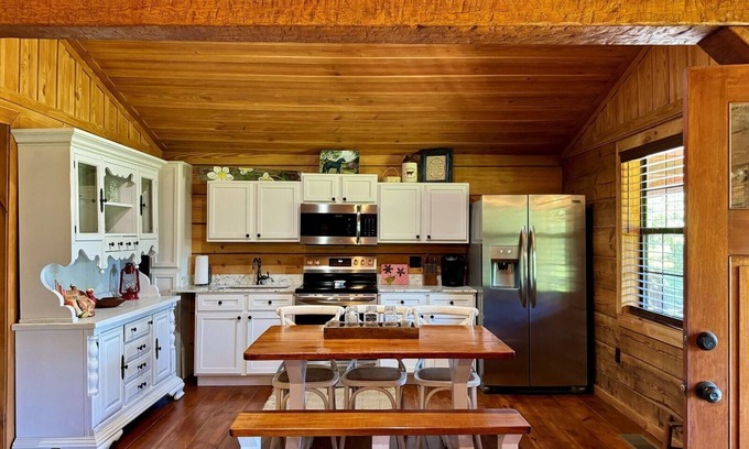 Beatrice Cabin | CAMP 98 - Charming 2-bedroom cabin with AC, WiFi in lovely Beatrice
