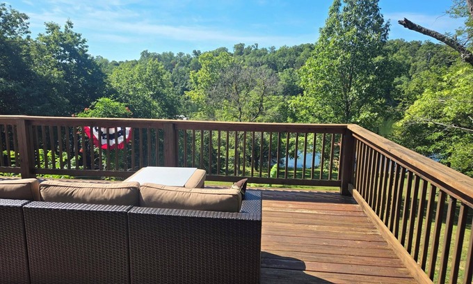 Shell Knob House | Camp Bob Table Rock Lake House -3 waterfront lots, easy walk down, close to town