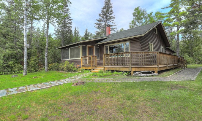 Rangeley Plantation House | Cozy Camp Chuck-a-luck: Log Cabin with Lakefront Access
