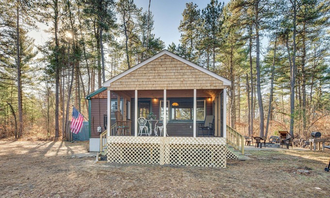 Waterboro Cabin | 'Camp Crescendo' Rustic Waterboro Cabin By Lake