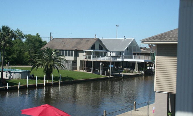 Barataria House | Relax at Camp Gator: Family-Friendly with Spa & Hot Tub