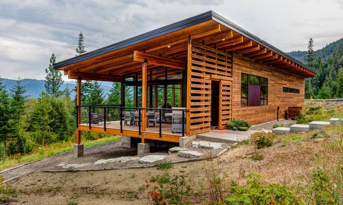 Leavenworth House | Discover Camp Howard: Modern Getaway Near Steven's Pass