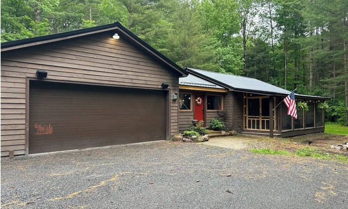 Brantingham House | Cozy Camp Pinecone in Brantingham: Family & Pet-Friendly Stay
