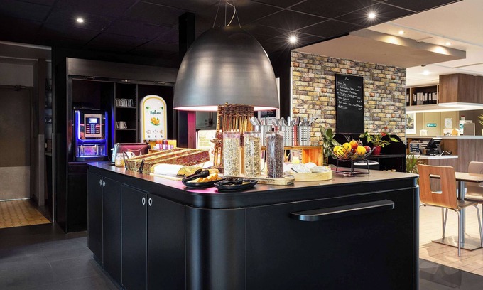 Fouquieres-les-Bethune Hotel | Budget-Friendly Campanile Bethune Fouquieres with Dining
