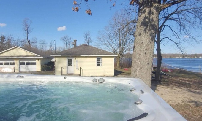 Alto House | Campau Lake Sunshine Cottage with Tiki game house 5 King Beds