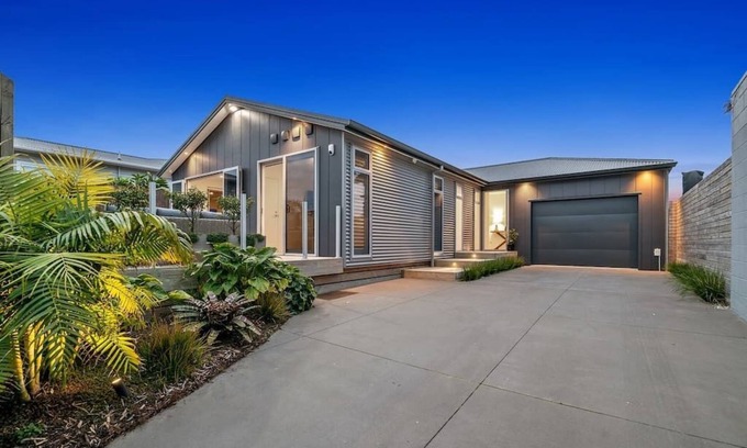 Mount Maunganui House | Oceanfront Campbell Retreat: Rated 10/10 with Family Amenities