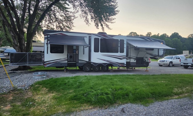 Jamestown RV Rental | Top-Rated Camper on Campsite with Family-Friendly Amenities