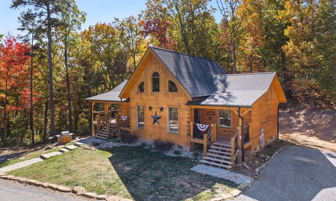 Gatlinburg - Pigeon Forge Cabin | Unforgettable Campfires and Cornbread Cabin with Hot Tub