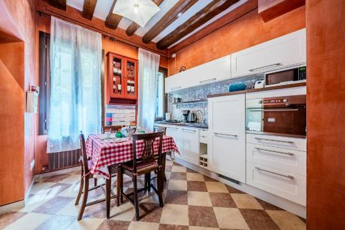 Dorsoduro Apartment | Pet-Friendly Campiello Tron with Ocean Views & Family Appeal