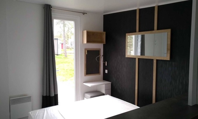 Saint-Mande-sur-Bredoire House | Camping 3 étoiles - Parc aquatique - efcafh