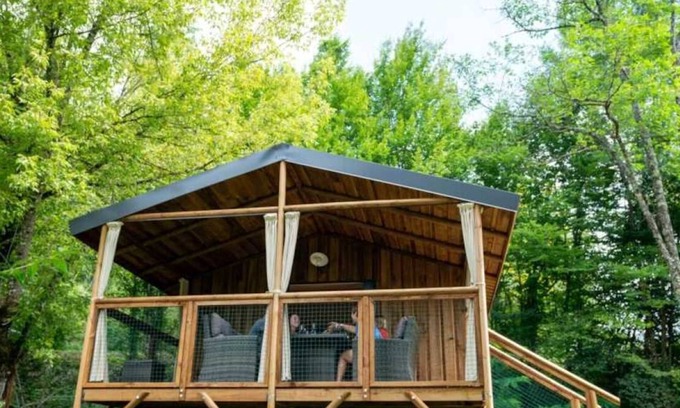 Collonges-la-Rouge Cabin | Pet-Friendly Cabane with Spa and Breakfast Included