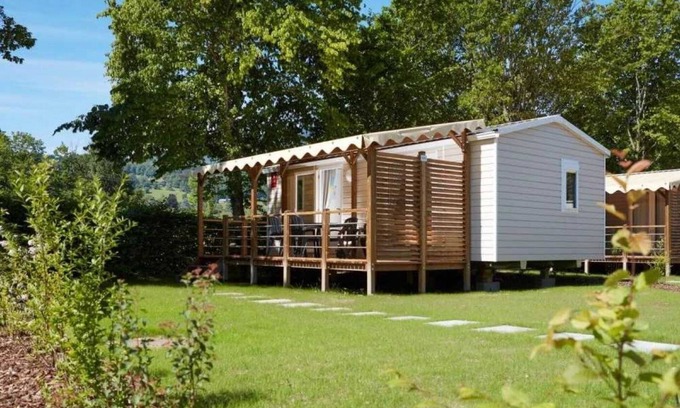 Tauves House | Comfortable Camping 3 Étoiles with Pool and Spa Amenities