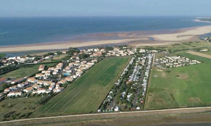 La Faute-sur-Mer House | Relaxing Camping with Pool and Family-friendly Amenities