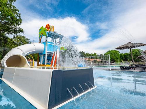 Ares Resort | Relax at Camping Arès: 4-Star Stay with Pool & Dining