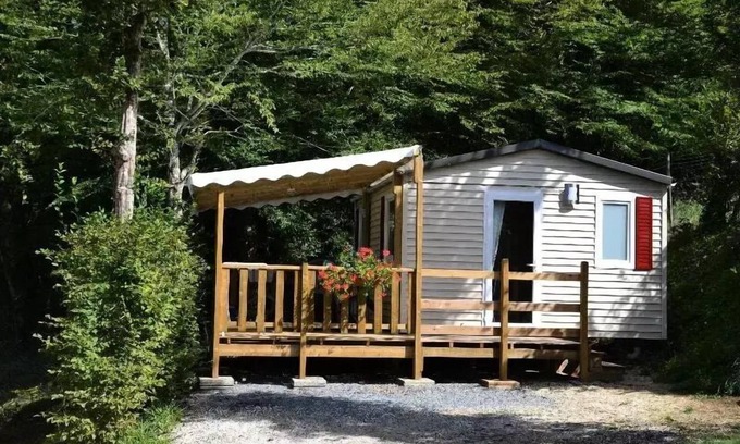 Marcillac-Saint-Quentin House | Comfortable Mobile Home at Camping Le Pont de Mazerat