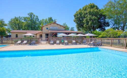 Rouffignac-Saint-Cernin-de-Reilhac Resort | Pet-Friendly Camping Rouffignac-St-Cernin with Pool & Hot Tub