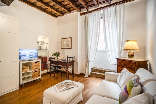 Rione VI Parione Apartment | Elegant Campo de' Fiori Eleonorhouse with Family & Pet Options