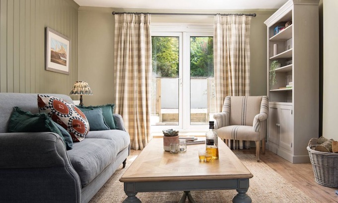 Jedburgh Cottage | Idyllic Campsie Cottage: Perfect for Families & Pets