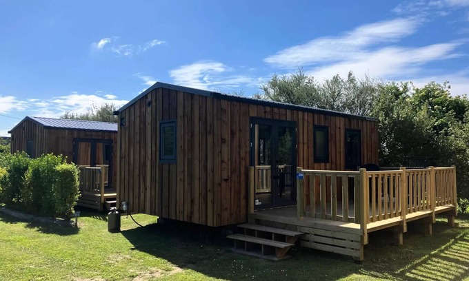 Quettehou House | Cozy Mobile Home Cabane at Campsite Le Rivage with Ocean View