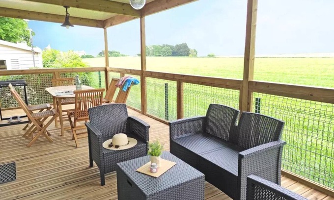 Saint-Laurent-sur-Sevre House | Relax at Camping Le Rouge Gorge: Premium Cabane Lodge Stay