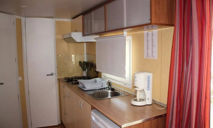 Junas House | Cozy Camping les Chênes: Oceanfront Mobile Home for 4