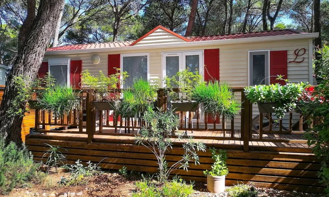 Castelnau-de-Guers House | Comfortable La Pinède Campsite - Family-Friendly Mobil Home
