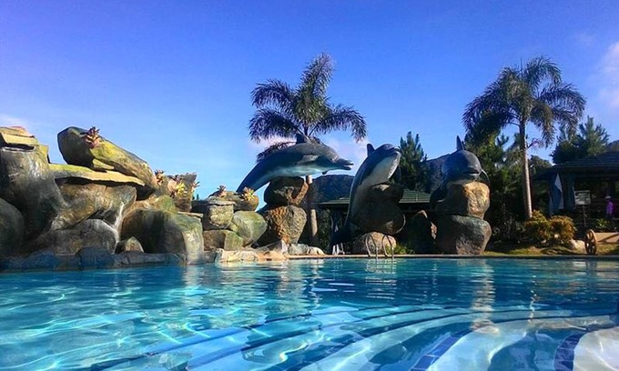 Talisay Hotel | Relax at Campuestohan Highland Resort with Pool & Dining
