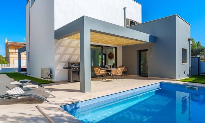 Urbanizacion Mont Ferrutx House | Unforgettable Stay at Can Aruna with Stunning Ocean Views