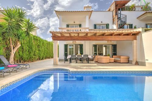 Puig de Ros House | Discover Can Caldero: Family-Friendly with Pool & 9.4 Rating