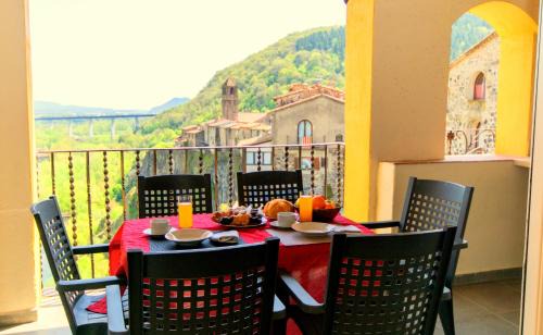 Castellfollit de la Roca Apartment | Can Castell: Family-Friendly Retreat with Top-Rated Service