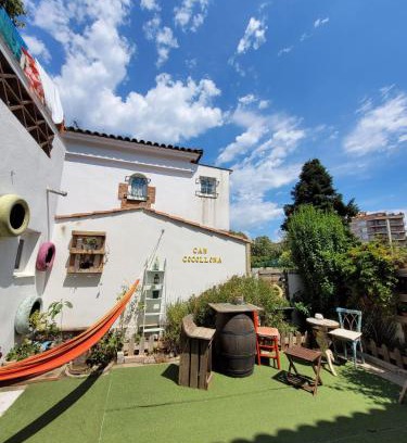 Sant Narcis Hostel | Pet-Friendly Can Cocollona with Kitchen & 8.5/10 Rating