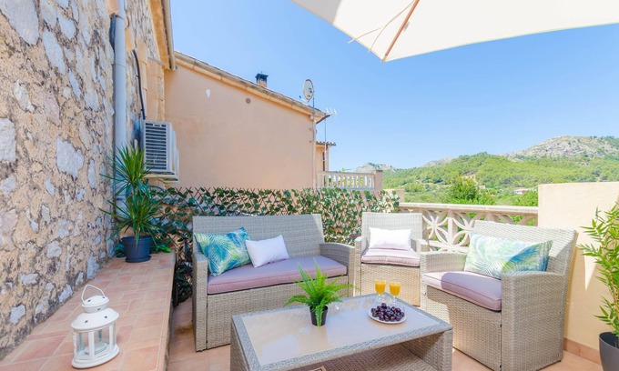 S'Arraco House | CAN DAMIA - Family-Friendly Townhouse with Free WiFi