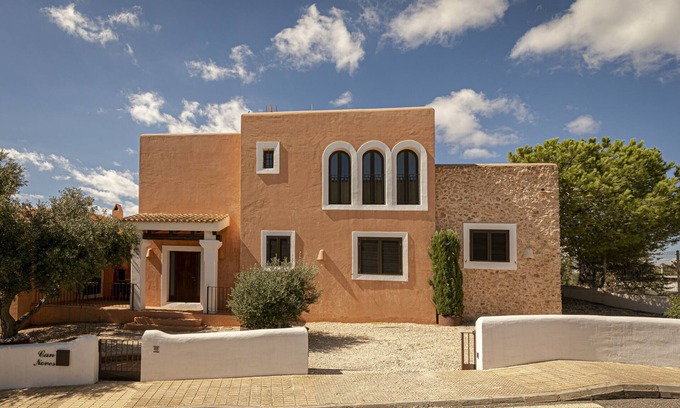 Sant Francesc Xavier Villa | Can Noves: Ideal Villa with Pet-Friendly Amenities