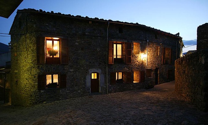 Pardines Apartment | Top-Rated Can Janpere II: Family & Pet Friendly Retreat