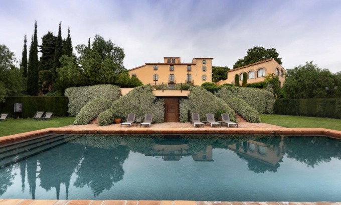 Sant Vicenc de Montalt Hotel | Can Mora de Dalt: Oceanfront Retreat with Pool Access