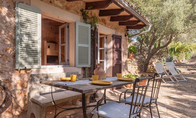 Costitx House | Can Pina - Adults Only Apartment with Shared Pool & Free WiFi