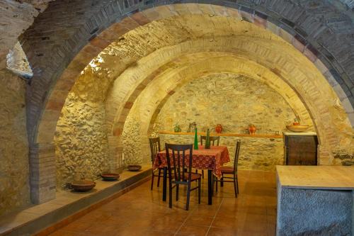 Boadella i les Escaules House | Discover Can Riqué: Family & Pet-Friendly Getaway