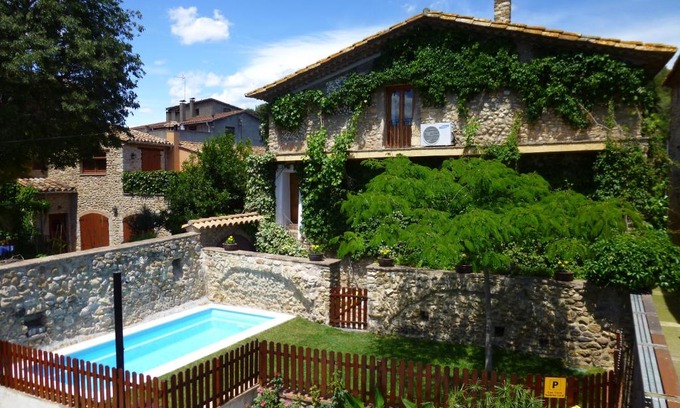 Crespia House | Discover CAN TRAVÉ: Pet-Friendly Haven with Pool & Kitchen