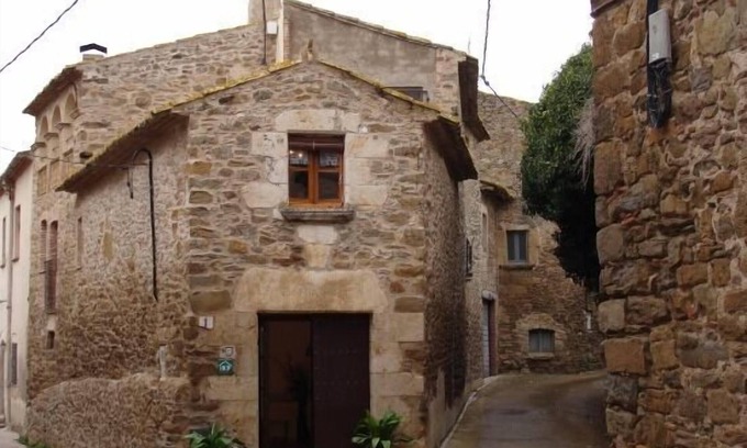 Ullastret Cottage | Experience Can Vilà Cottage: Oceanfront Bliss Awaits