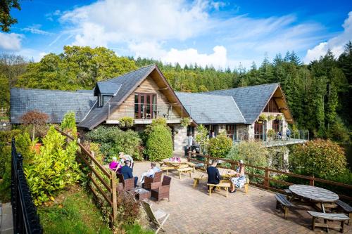 Nantgarw Hotel | Discover Canada Lodge and Lake: Family-Friendly Retreat