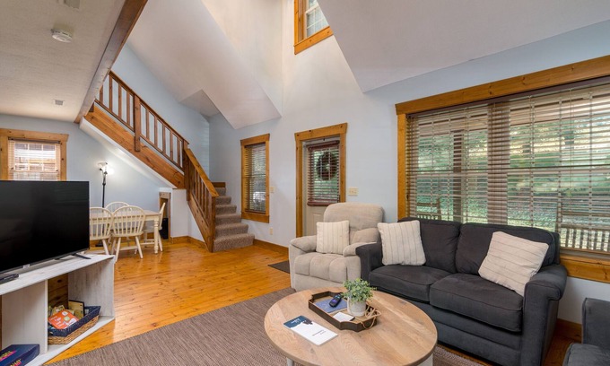 Millersburg Cabin | Inviting Canadian Hemlock: Trailside Lodging with Spa Access